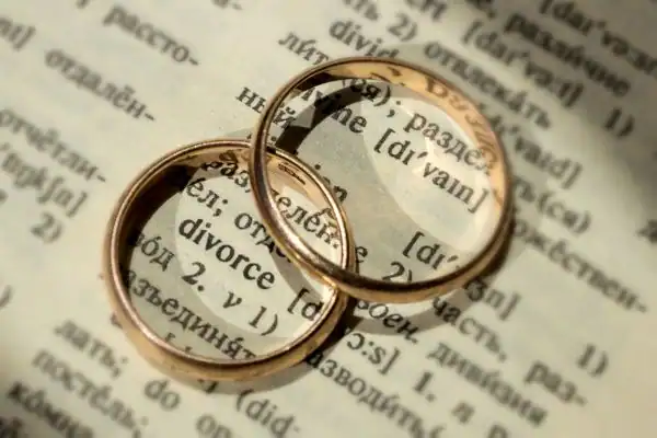 Image of rings removed before divorce mediation Borehamwood